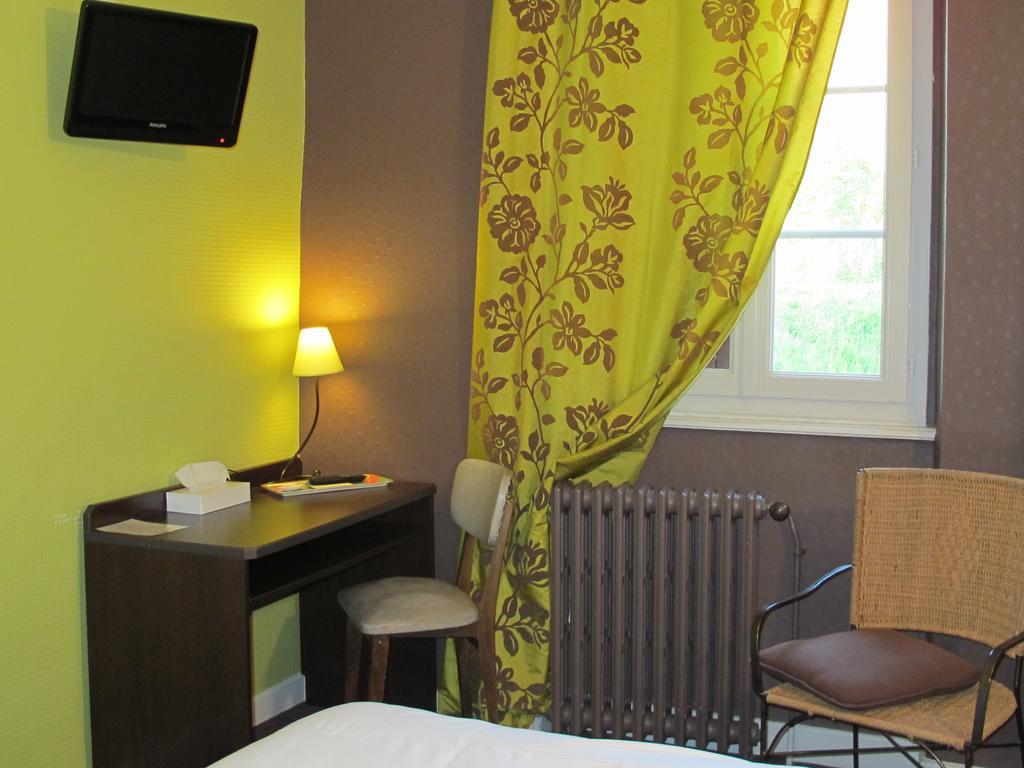 Hotel Logis Deshors-Foujanet Chamboulive Esterno foto