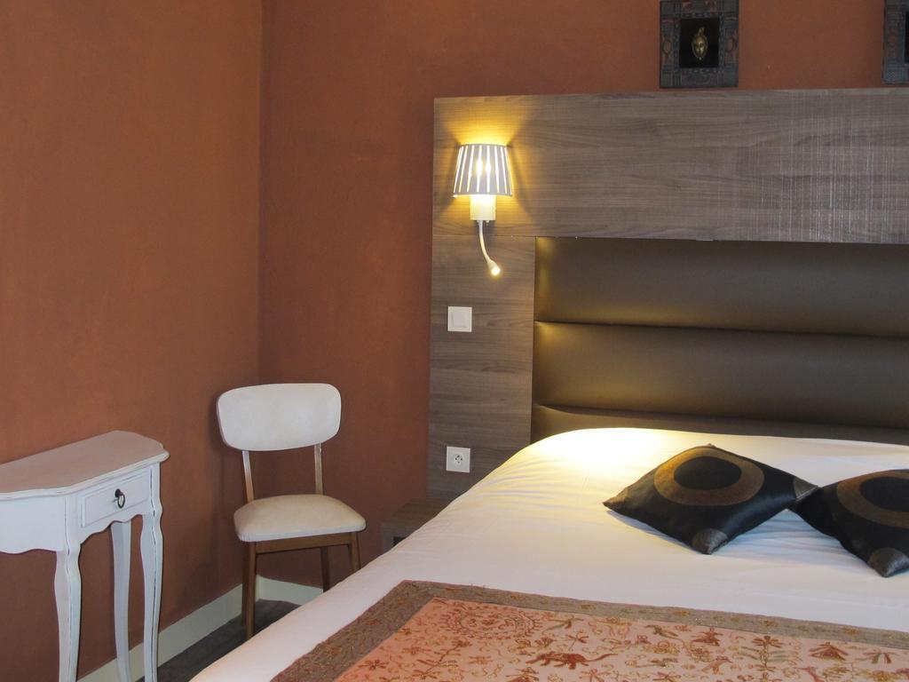 Hotel Logis Deshors-Foujanet Chamboulive Esterno foto