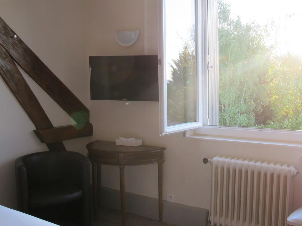 Hotel Logis Deshors-Foujanet Chamboulive Esterno foto