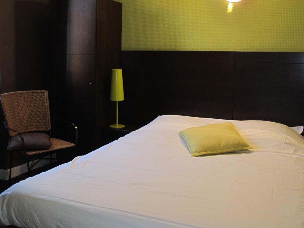 Hotel Logis Deshors-Foujanet Chamboulive Esterno foto