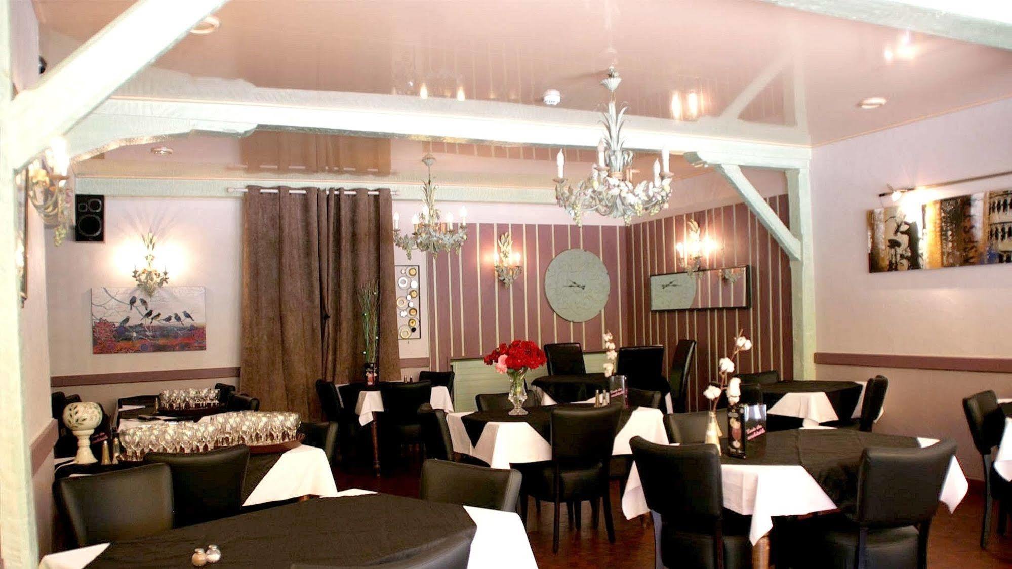 Hotel Logis Deshors-Foujanet Chamboulive Esterno foto