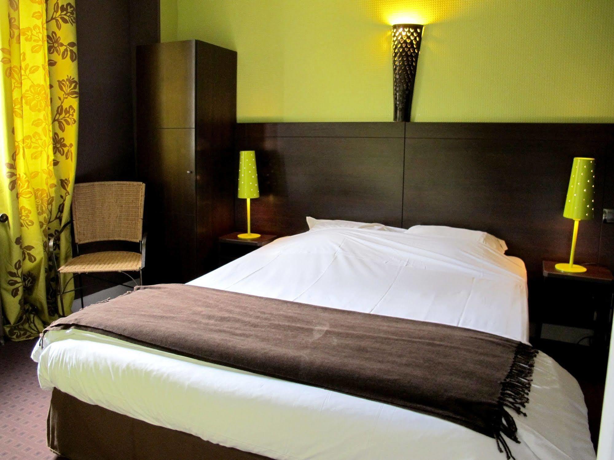 Hotel Logis Deshors-Foujanet Chamboulive Esterno foto